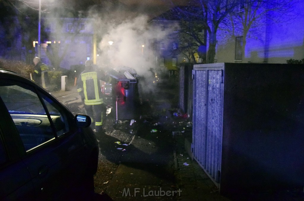 Erneut Muelltonnenbraende Koeln Vingst Ansbacherstr P04.JPG - Miklos Laubert